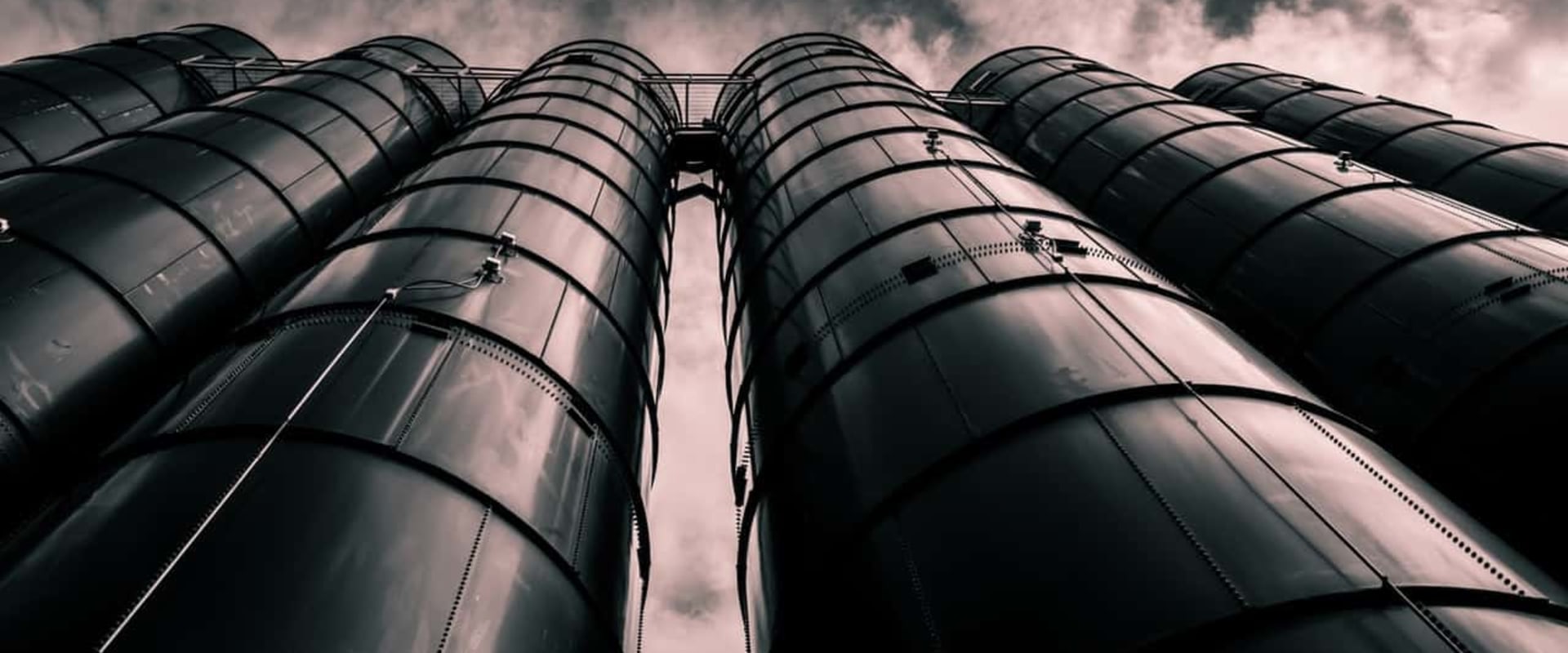 How do i create a silo structure in wordpress?